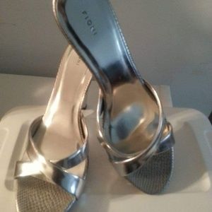 Chic & shiny wedge heels